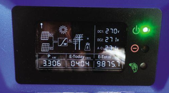 屋頂上加了塊光伏板 降溫且能發(fā)電賺錢！