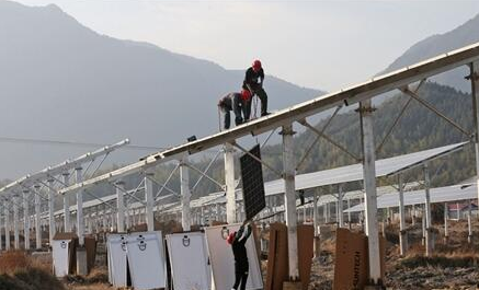 福建占地面積最大光伏發(fā)電站一期太陽(yáng)能光伏板安裝成功